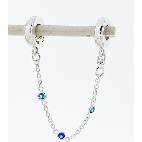 Chaîne de sécurité Pandora en argent, sertie de trois pierres précieuses bleues.