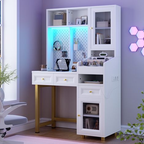 Coiffeuse avec éclairage LED, panneau perforé (5 crochets), 2 prises électriques, 1 port USB et 1 port USB-C, vitrine, 3 tiroirs, étagères ouvertes et compartiment de rangement. Dimensions : L 100 x H (1/5)