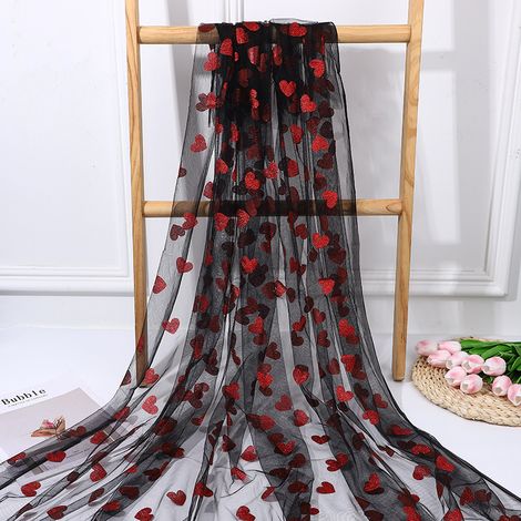 1pc Nappe en tulle élégante à motif cœur rouge, décor romantique à motif cœur pour mariage et anniversaire, chemin de table en maille transparente décoratif (1/5)