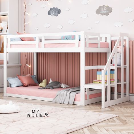 Kinder Etagenbett niedrig Hausbett-Stil Massivholz Weiß 90x200 cm mit Sicherheitsleiter, Stauraumregal und Lattenrost (1/5)