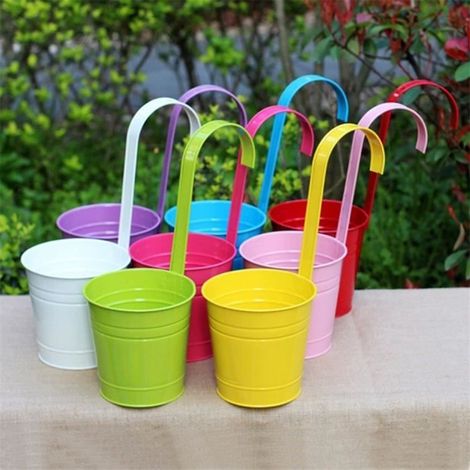 Hängender Metall-Blumenkasten für den Balkon, rote Hausdekoration.