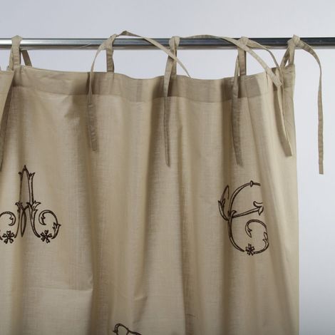 Rideau 100% coton beige brodé lettres – Dimensions 110x250 cm – Lacets pour tringle – Ambiance traditionnelle chic – Thedecofactory