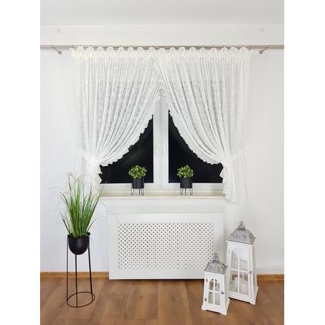 Cortina confeccionada en tela marquisette de 400x160 cm con volante y franja decorativa negra. (1/5)