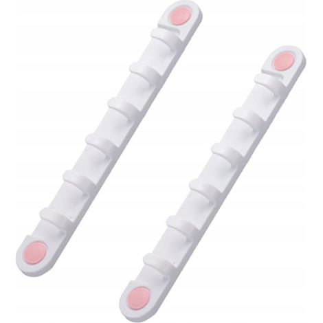 Due staffe da parete bianche con ganci, facili da installare.