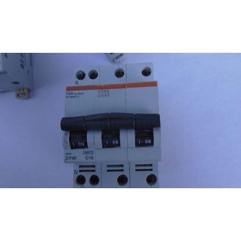 DISJONCTEUR DT40 3P+N C 10A MERLIN-GERIN 21064