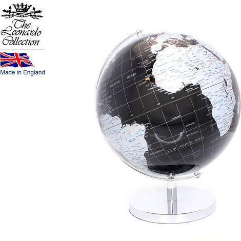 Petit globe terrestre sur socle argenté, objet de décoration pour le bureau.
