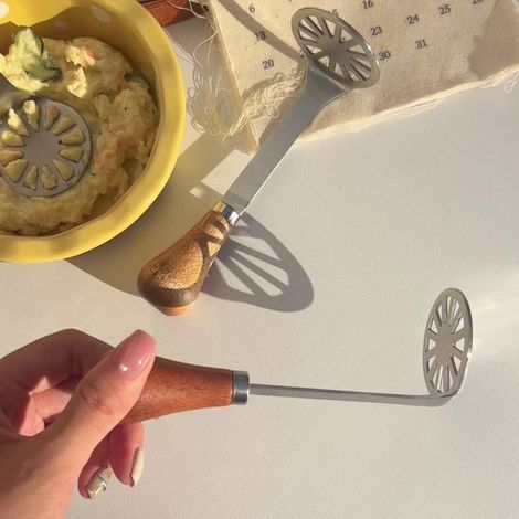 Mini Kartoffelstampfer Küchenhelfer Zum Pürieren von weichem Obst Rutschfester Holzgriff 14,6 cm Braun (1/5)