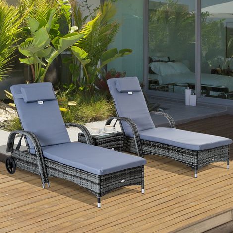 Set di 3 pezzi Outsunny con lettino prendisole e tavolo da giardino, in polyrattan e metallo grigio. (1/5)