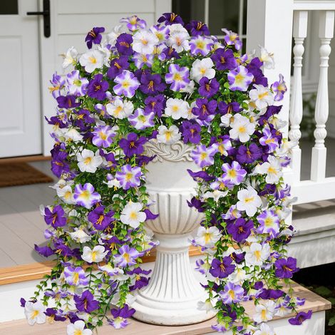 Lot de 4 pétunias artificiels à suspendre pour extérieur, résistantes aux UV, décoration extérieure d'été, longue vigne rampante en soie pour maison, jardin, cour, balcon (blanc violet) (1/5)