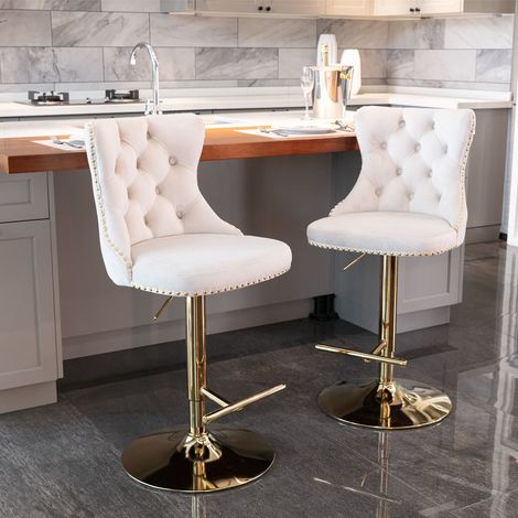 Lot de 2 tabourets de bar réglables 64-84 cm, pivotants à 360°, velours beige, dossiers capitonnés, clous décoratifs dorés, base dorée, 136 kg chacun (1/5)