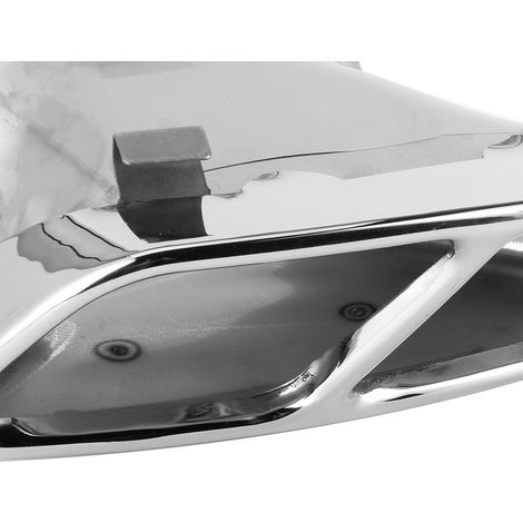 Fahrzeugmodifikation 2013-2018: Mercedes-AMG A45 W176 mit vier Auspuffendrohren und je einem Paar galvanisch versilberter Auspuffrohre auf jeder Seite. (1/5)
