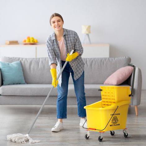 Seau professionnel de 36 L pour balai à franges, avec balai, essoreuse, roulettes et poignée. Dimensions : 55 x 37 x 65 cm. Jaune.