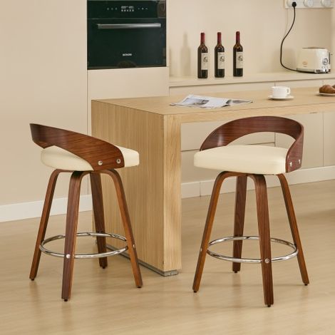 Un ensemble de deux tabourets de bar pivotants en bois, dotés de dossiers bas et d'assises rembourrées. (1/5)