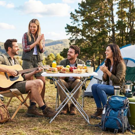 Table de camping pliante et portable avec hauteur réglable sur 5 niveaux, plateau en PEHD et structure en métal, 75 x 50 x 73,5 cm, blanche (1/5)