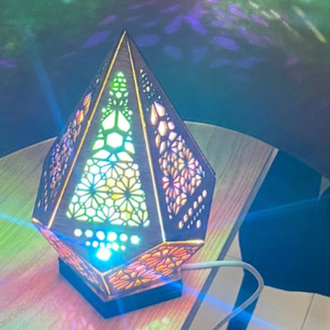 Lampadaire bohème en bois avec port USB, lampe géométrique moderne pour salon ou chambre. (1/5)