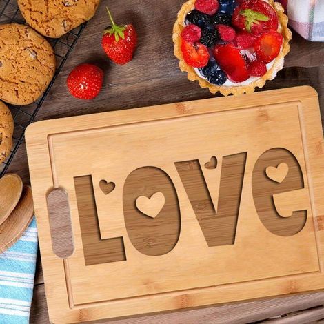 Planche en bambou "LOVE" – Idée cadeau tendre pour couple (1/5)