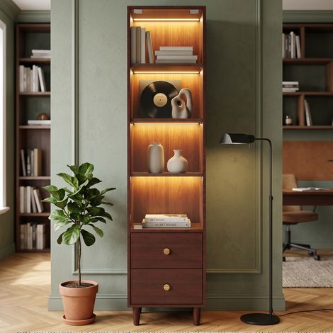 Armoire vitrine haute avec éclairage LED, bibliothèque moderne avec porte vitrée et 2 tiroirs, vitrine de collection en bois, style rétro avec poignées dorées - H165/B40/T35 cm (1/5)