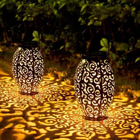 Confezione da 2 lanterne solari retrò, in metallo impermeabile con manico, a LED, ideali per decorare tavoli, sentieri, vialetti e giardini. (1/4)