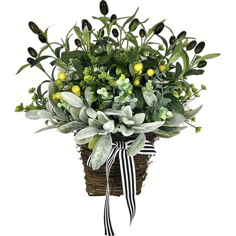 Ein Korb mit Frühlingsblumen, verziert mit künstlichen Schafsohren, Oliven und Eukalyptusblättern. (1/2)