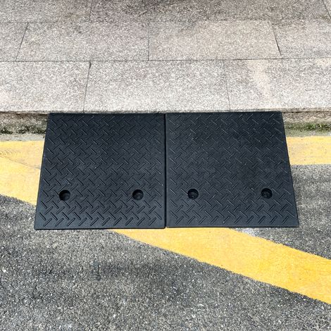 Set of 2 Rubber Kerb Ramp (1/5)