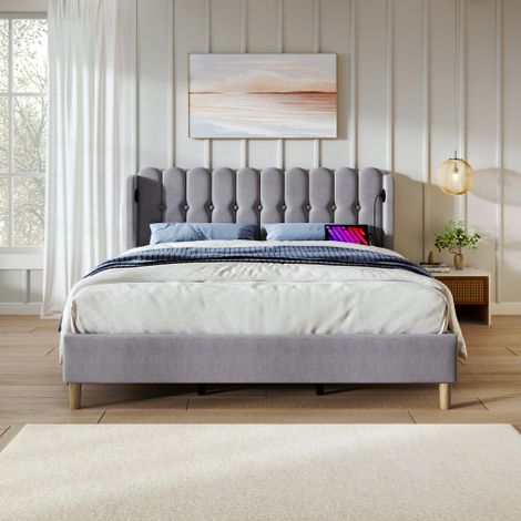 Lit deux places rembourré gris (140 x 200 cm) avec port de charge USB-C et sommier à lattes — convient aux chambres à coucher et chambres d'amis — revêtement effet lin (matelas inclus) (1/5)
