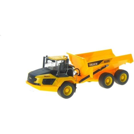 El camión volquete articulado transportaba materiales de construcción.