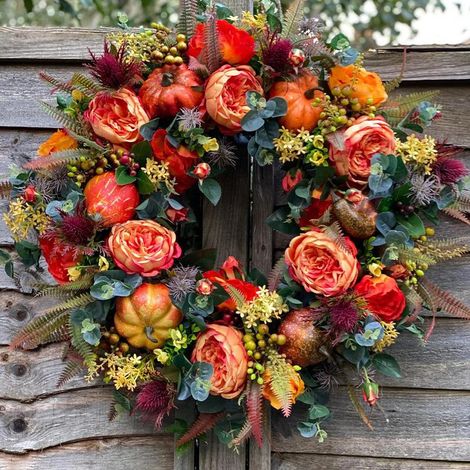 Dekorativer Kürbis-Imitationskranz (35 cm), aus Rattan, ideal als Türschmuck für Thanksgiving. (1/5)