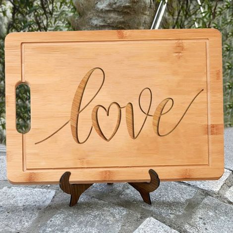 Planche à découper "LOVE" – Cadeau romantique en bambou gravé (1/5)