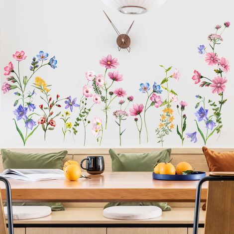 Stickers muraux décoratifs représentant de l'herbe verte,des fleurs et des papillonsadaptés aux plinthes du salon et de la chambre. (1/5)