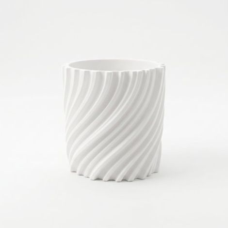 Vaso da fiori moderno, bianco e ondulato, dalla forma contorta. (1/3)