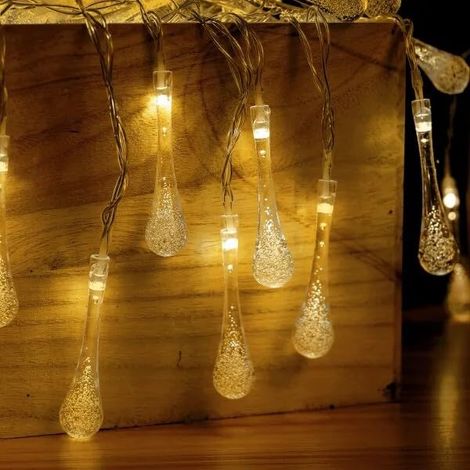 Guirlande lumineuse LED en forme de goutte de pluie, piles 3AA, blanc chaud, 2,5 m, idéale pour décorer les espaces et créer une atmosphère chaleureuse.