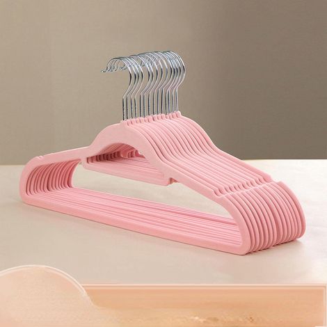 Percha de plástico antideslizante que no deja marcas, ideal para guardar prendas en casa y para dar el toque final a la ropa.