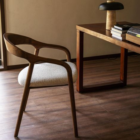 Chaise en bois Shane noyer/blanc avec accoudoirs, structure en frêne, assise rembourrée de haute qualité et design élégant