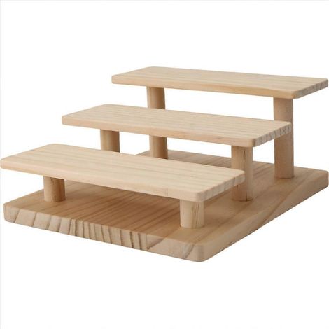 Dreistöckiger hölzerner Präsentationsständer für Brillen, zur Aufstellung auf einem Schrank oder Schreibtisch. (1/5)