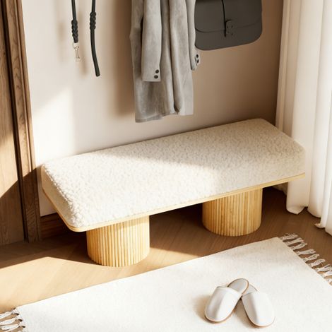 Banc moderne et confortable (122 cm de long) avec pieds en bois massif — banc/pouf rembourré façon peau de mouton pour chambres et entrées (Style crème) (1/5)