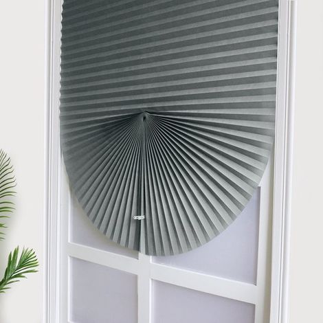 Temporäre Plissee-Papierrollos, 90 x 180 cm – Selbstklebende, individuell zuschneidbare Rollos zum einfachen Anbringen ohne Bohren, inklusive 2 Clips – Grau (1/5)