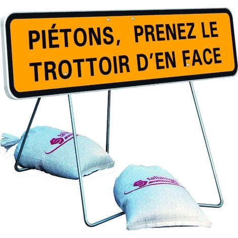 Panneau de signalisation JH T1 - 1000 x 300 mm Piétons. prenez le trottoir d’en face avec Pied Fixe et articulé - TALIAPLAST (1/3)