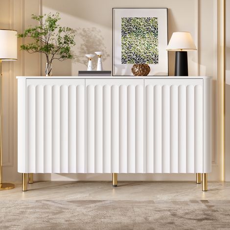 Aparador bajo 135x36x78 cm, mueble buffet para salón y comedor, MDF con 3 puertas acanaladas en relieve y patas metálicas, Blanco (1/5)