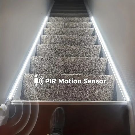 5 Meter (16,4 Fuß) langer, flexibler Lichtstreifen mit Bewegungsmelder, kaltweißem Licht und PIR-Sensor, geeignet für den Innen- und Außenbereich (mit Kleberückseite). (1/5)