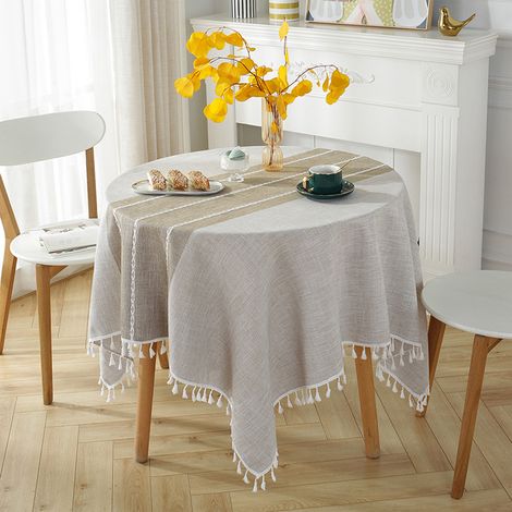Nappe ronde 120 cm kaki en lin et coton lavable, résistante aux taches, avec pompons et broderie à rayures. Idéale pour un anniversaire, un mariage ou une table basse. (1/4)