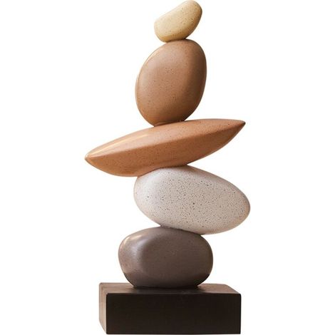 Moderne Skulptur aus gestapelten Harzsteinen (1/4)