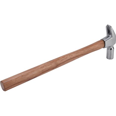 Marteau de maréchal-ferrant, outil robuste et largement utilisé, en acier avec manche en bois, pour le ferrage et le soin des sabots des chevaux. (1/5)