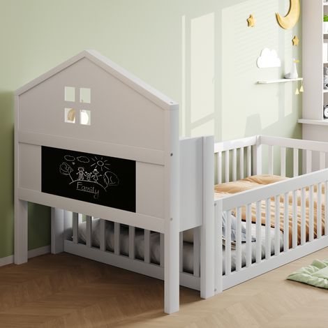 Lit enfant 90x200, structure en bois massif, lit cabane avec étagères et rangements, barrière de sécurité, porte et cimaise, sommier à lattes, blanc, pour chambre d'enfant