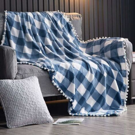Plaid en flanelle bleu et blanc à carreaux style « bison », couverture moelleuse avec pompons et glands, idéal pour canapé, lit gigogne ou usage intérieur toute l’année – 130 × 150 cm