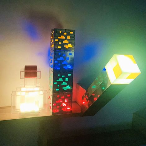 Lampe Torche LED Rechargeable USB Style Minecraft Pixelisée 280mm Plastique avec Support Mural pour Déco Gaming (1/4)