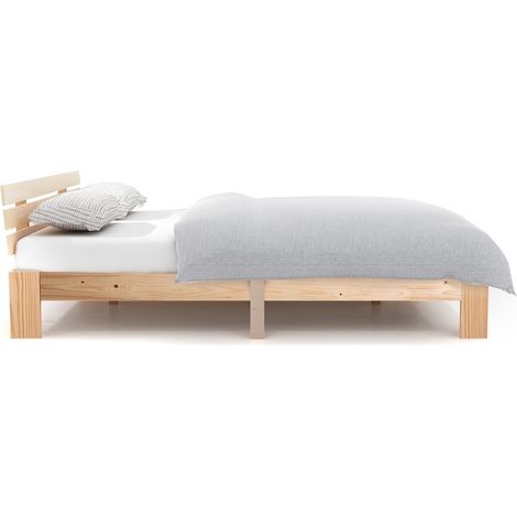 Lit en bois. Lit double, avec un cadre du lit en bois et un sommier à palettes. Dimensions : 200 x 140 cm. Lit double en bois massif, pouvant être utilisé comme lit en chêne. (1/5)