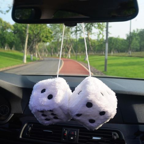 2 pièces dés suspendus pour voiture, pendentif en peluche avec points et ventouse, accessoire pour vitre de voiture et réfrigérateur (1/5)