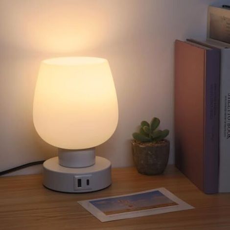 Moderne und tragbare Touch-Nachttischlampe – Milchglasschirm, 3 Helligkeitsstufen + USB-C- und USB-A-Anschlüsse