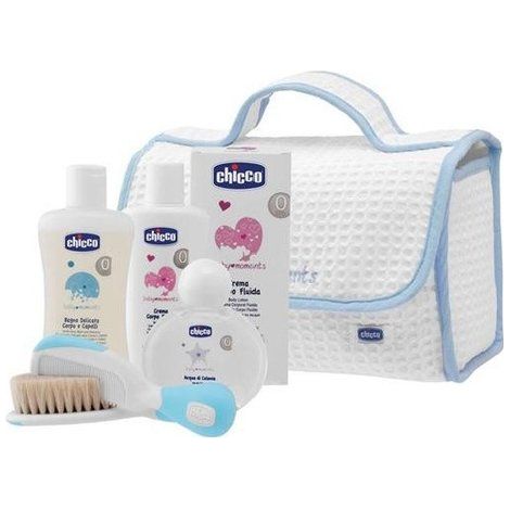 Chicco Baby Moments Beauty Case Con Maniglia Azzurro - Acqua Di Colonia 100 Ml + Bagno Delicato Corpo E Capelli 200 Ml + Crema Corpo 200 Ml + Spazzola E Pettine