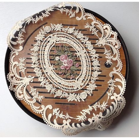 Tapis vintage en dentelle 4 pièces, pompon au crochet français, fait main. (1/5)